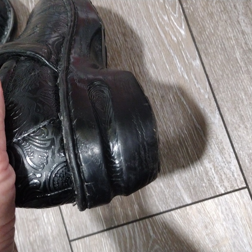 B. O. C. Black Clogs. Size 8.5 - image 7